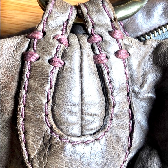 49 square miles Gray messenger bag with purple stitching and detachable strap - Picture 5 of 11